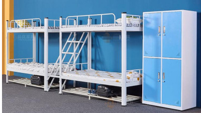 工人上下铺铁架床从来都是以结实为重